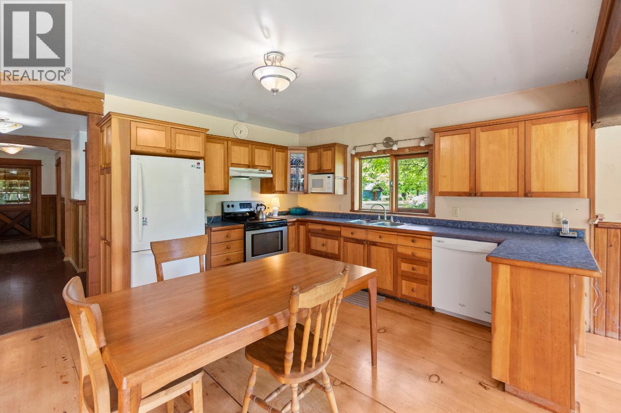 For sale: 209 LARDEAU RIVER Road, Lardeau, British Columbia V0G1N0 ...