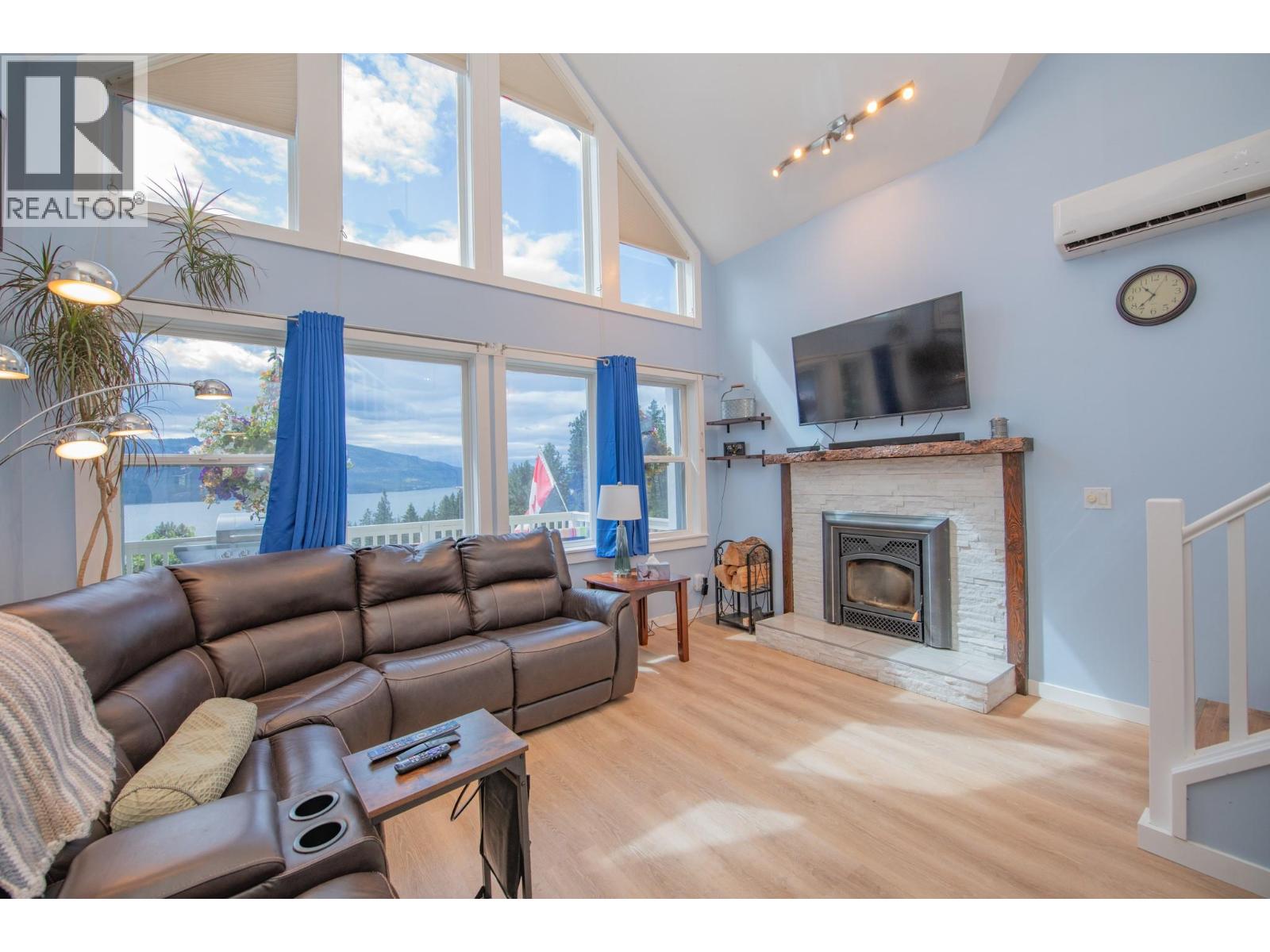 For sale: 10351 Westshore Road, Vernon, British Columbia V1H2B1 ...