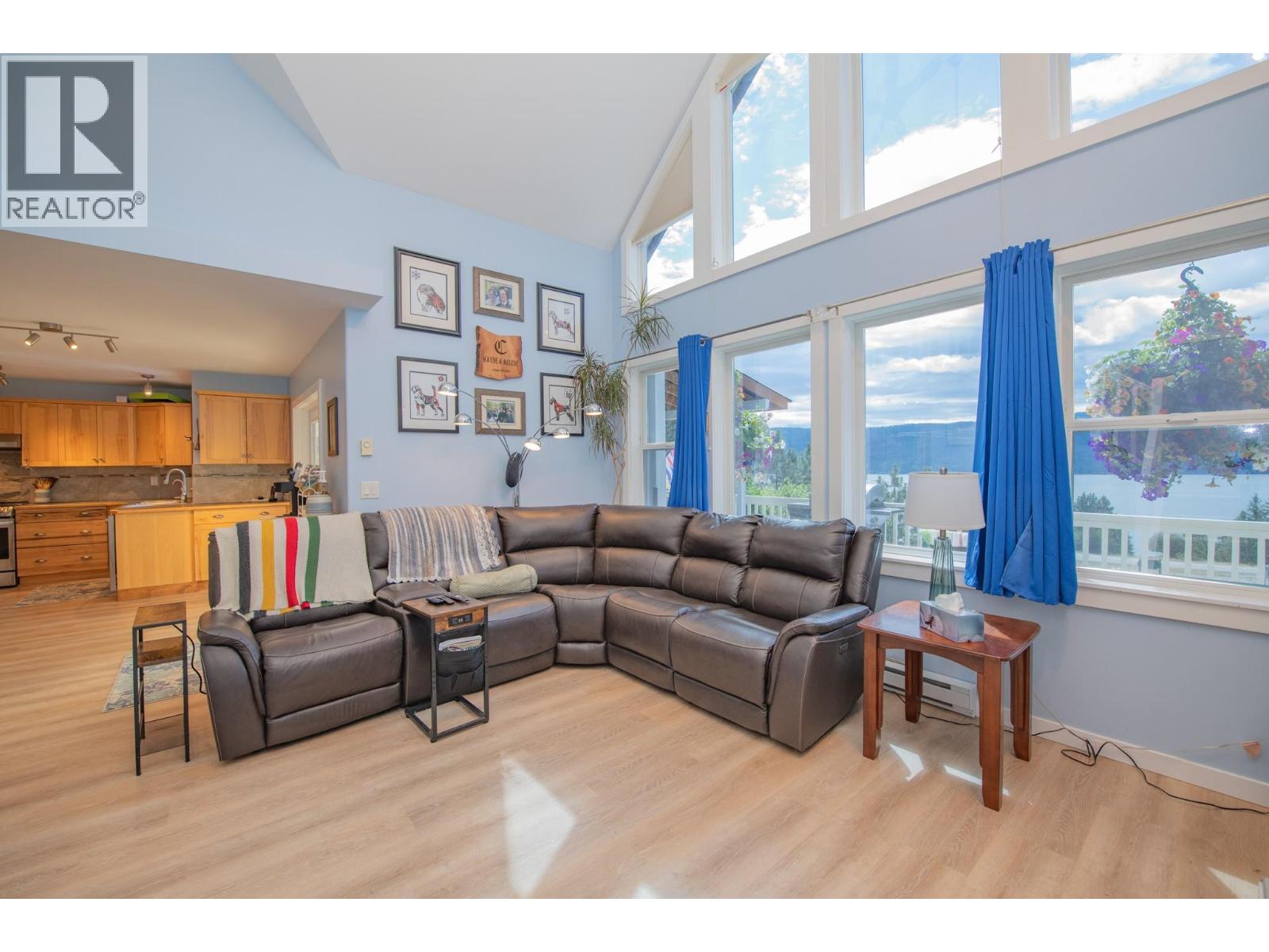 For sale: 10351 Westshore Road, Vernon, British Columbia V1H2B1 ...