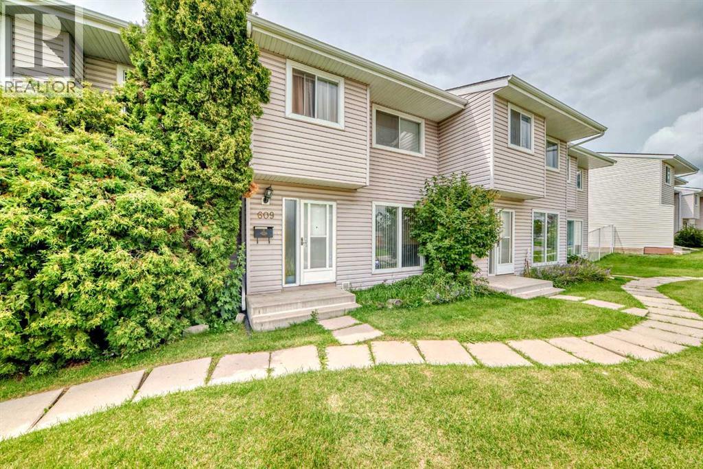 Row / Townhouse for Sale in 609 40 Street NE|Calgary, Alberta T2A6S1 2