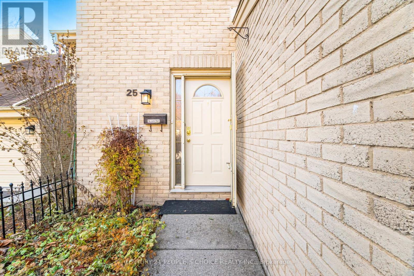 Row / Townhouse for Sale in 25 - 4171 GLEN ERIN DRIVE|Mississauga (Erin Mills), Ontario L5L2G3 5