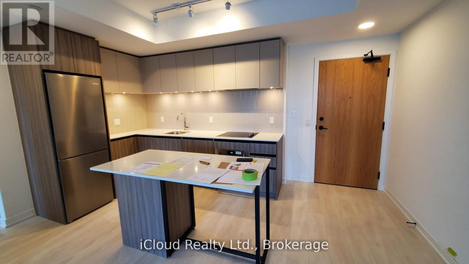 210 - 7950 BATHURST STREET
