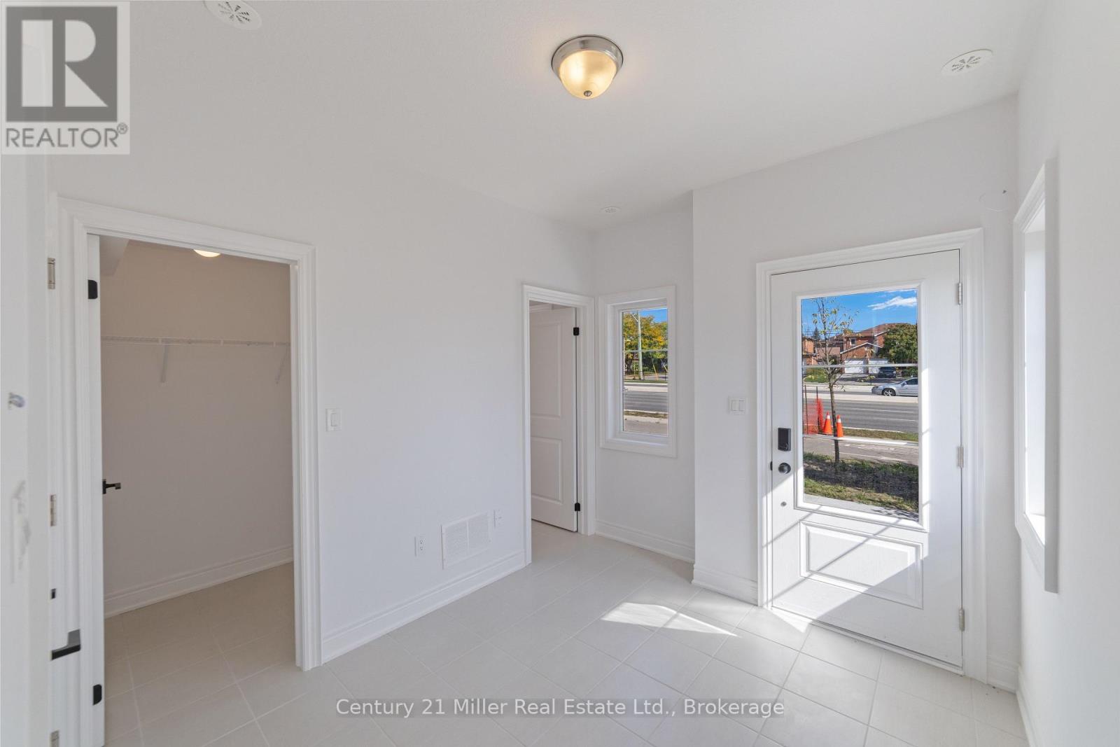 Row / Townhouse for Sale in 42 - 2140 TRAFALGAR ROAD|Oakville (RO River Oaks), Ontario L6H8A5 2