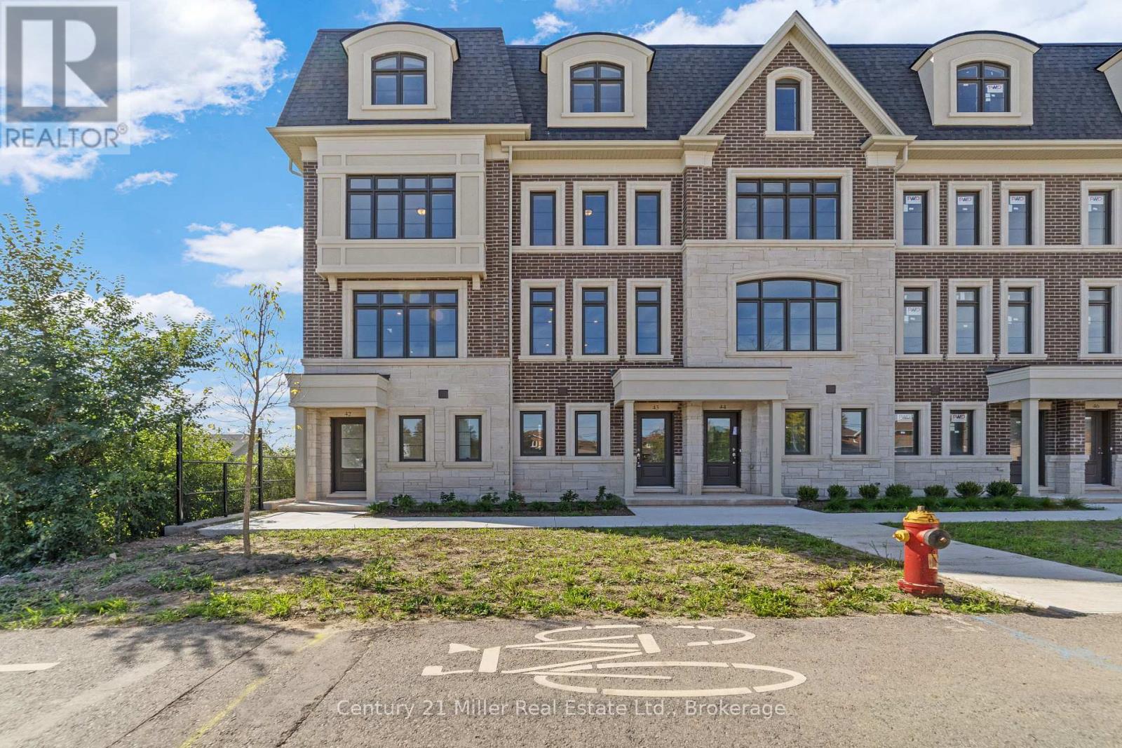 Row / Townhouse for Sale in 48 - 2140 TRAFALGAR ROAD|Oakville (RO River Oaks), Ontario L6H8A5