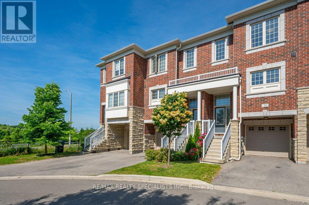 Row / Townhouse for Sale in 34 ASPEN HILLS ROAD|Brampton (Credit Valley), Ontario L6Y6E4 2