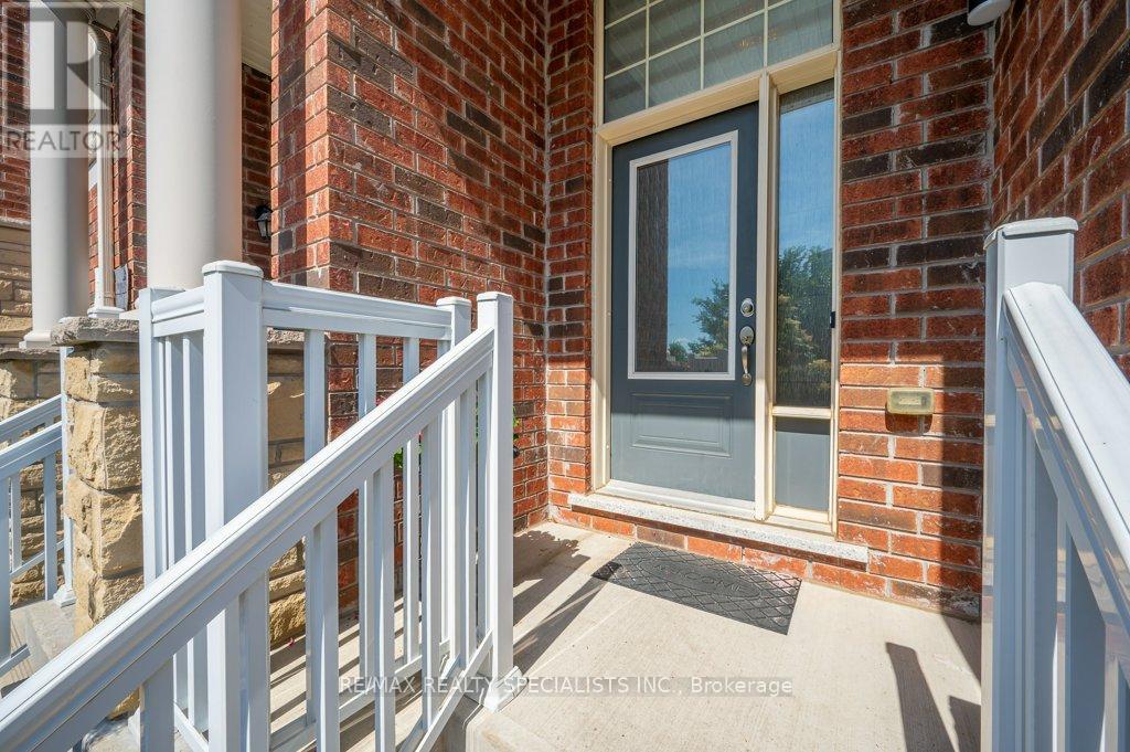 Row / Townhouse for Sale in 34 ASPEN HILLS ROAD|Brampton (Credit Valley), Ontario L6Y6E4 4