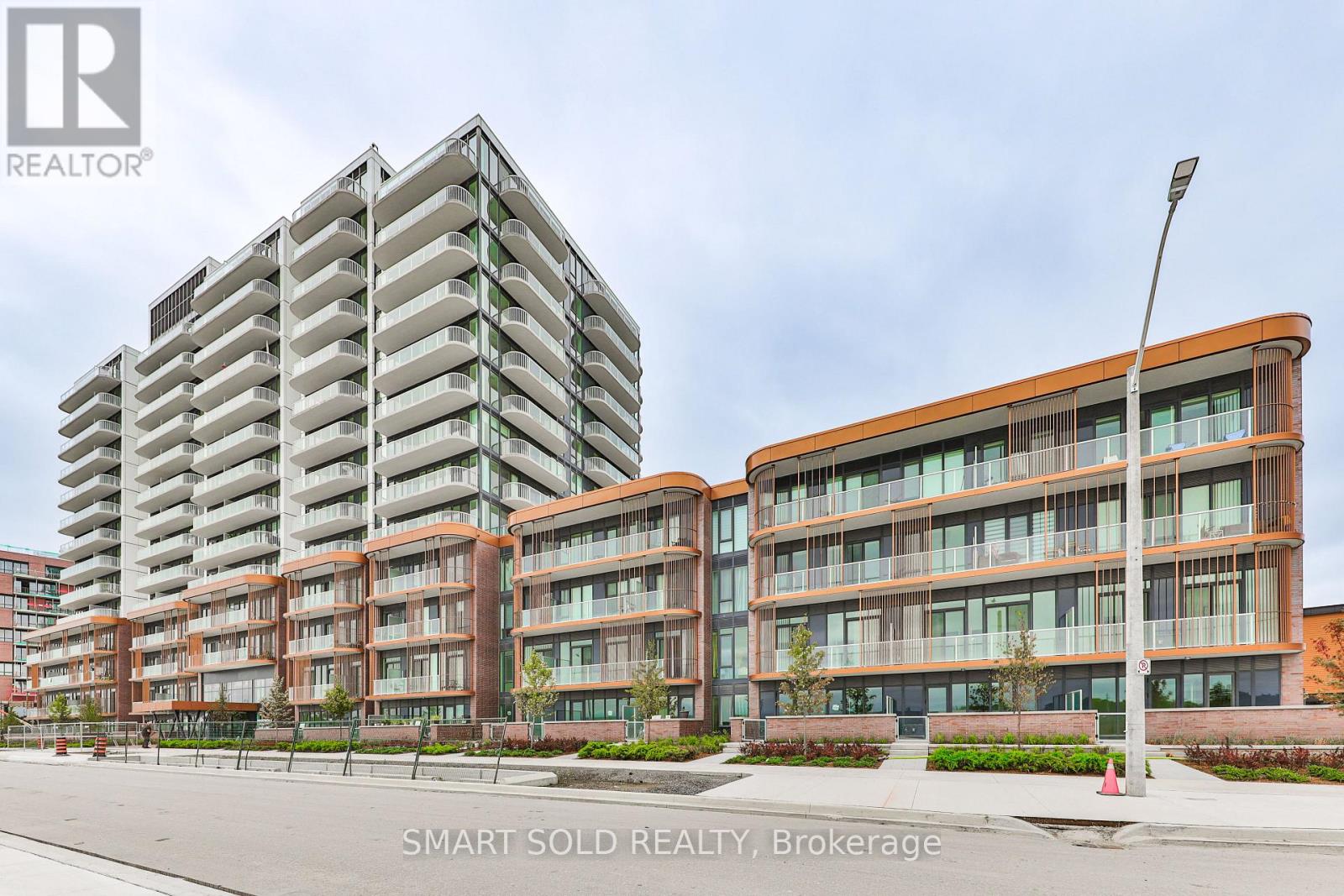 Row / Townhouse for Sale in 114 - 220 MISSINNIHE WAY S|Mississauga (Port Credit), Ontario L5H0A9