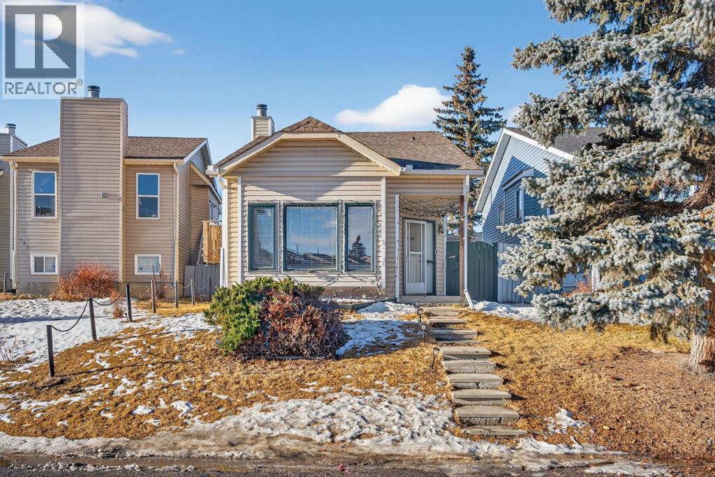 House for Sale in 139 Castledale Way NE|Calgary, Alberta T3J2A4 2