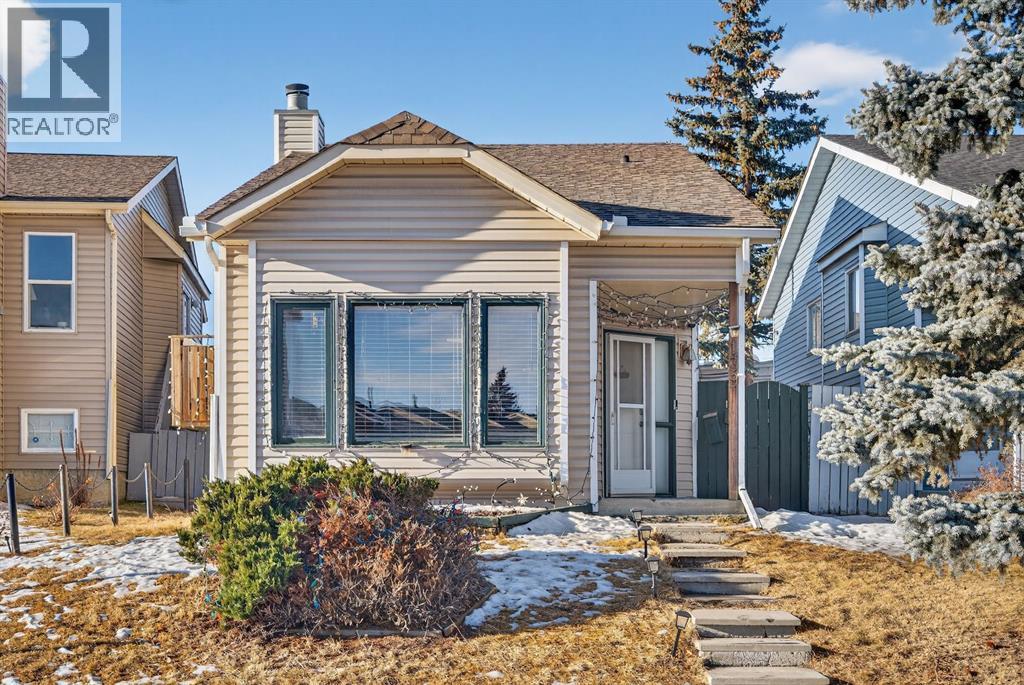 House for Sale in 139 Castledale Way NE|Calgary, Alberta T3J2A4 3