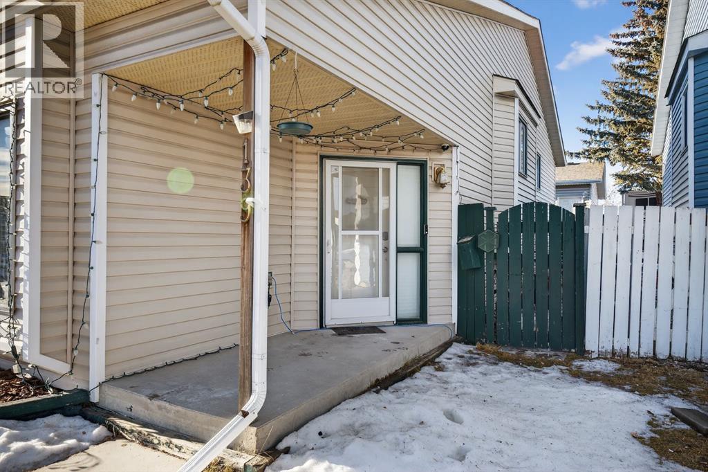 House for Sale in 139 Castledale Way NE|Calgary, Alberta T3J2A4 4