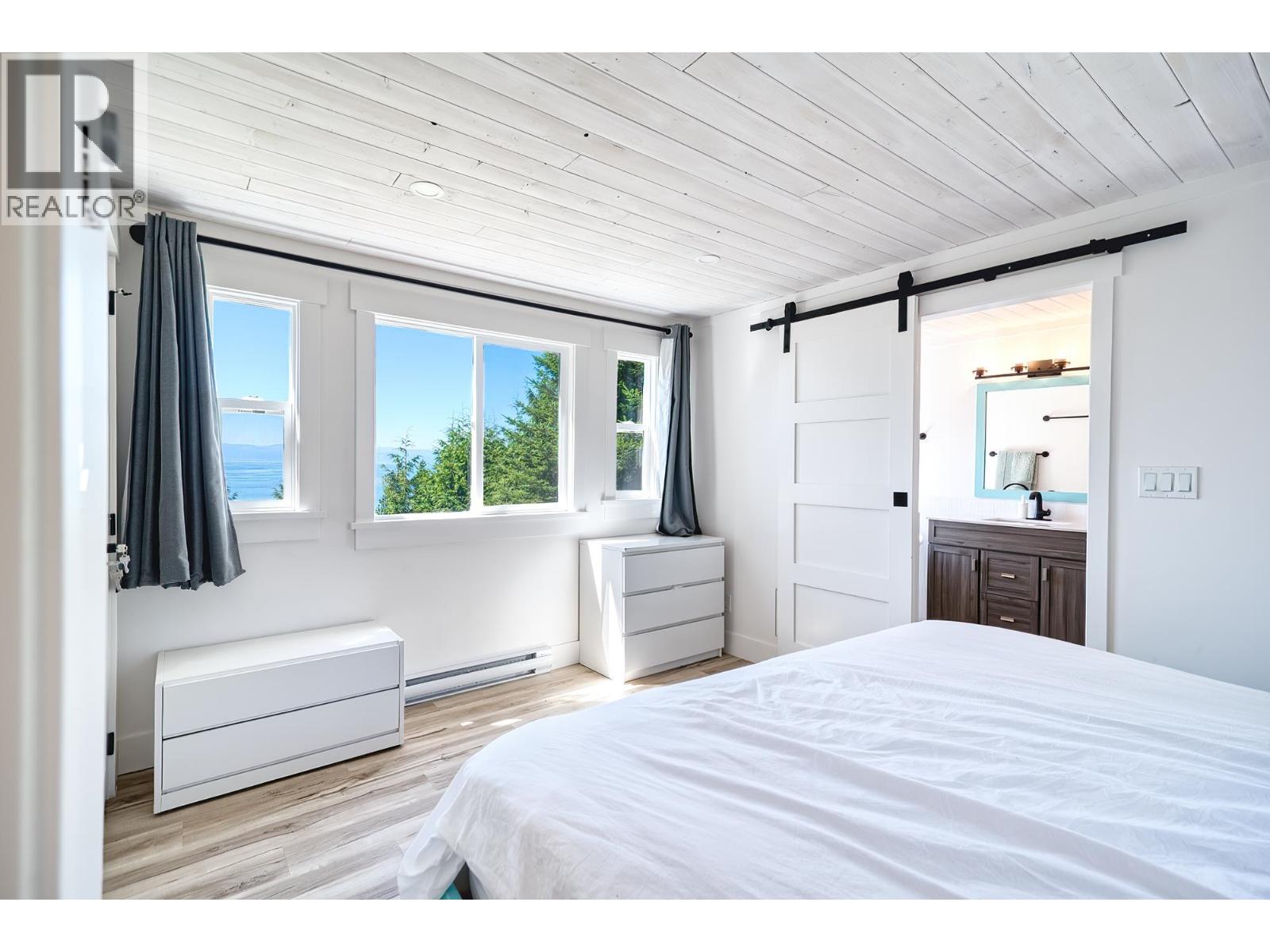 For sale: 7949 REDROOFFS ROAD, Halfmoon Bay, British Columbia V7Z1C6 ...