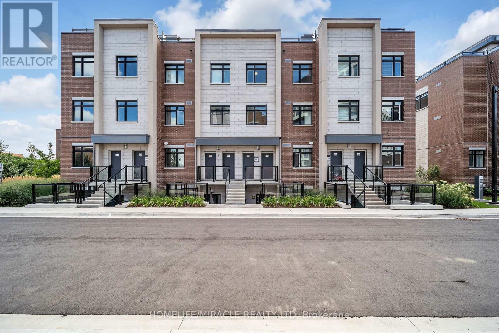 Row / Townhouse for Sale in 230 - 1062 DOUGLAS MCCURDY COMMON N|Mississauga (Lakeview), Ontario L5G4B1 2