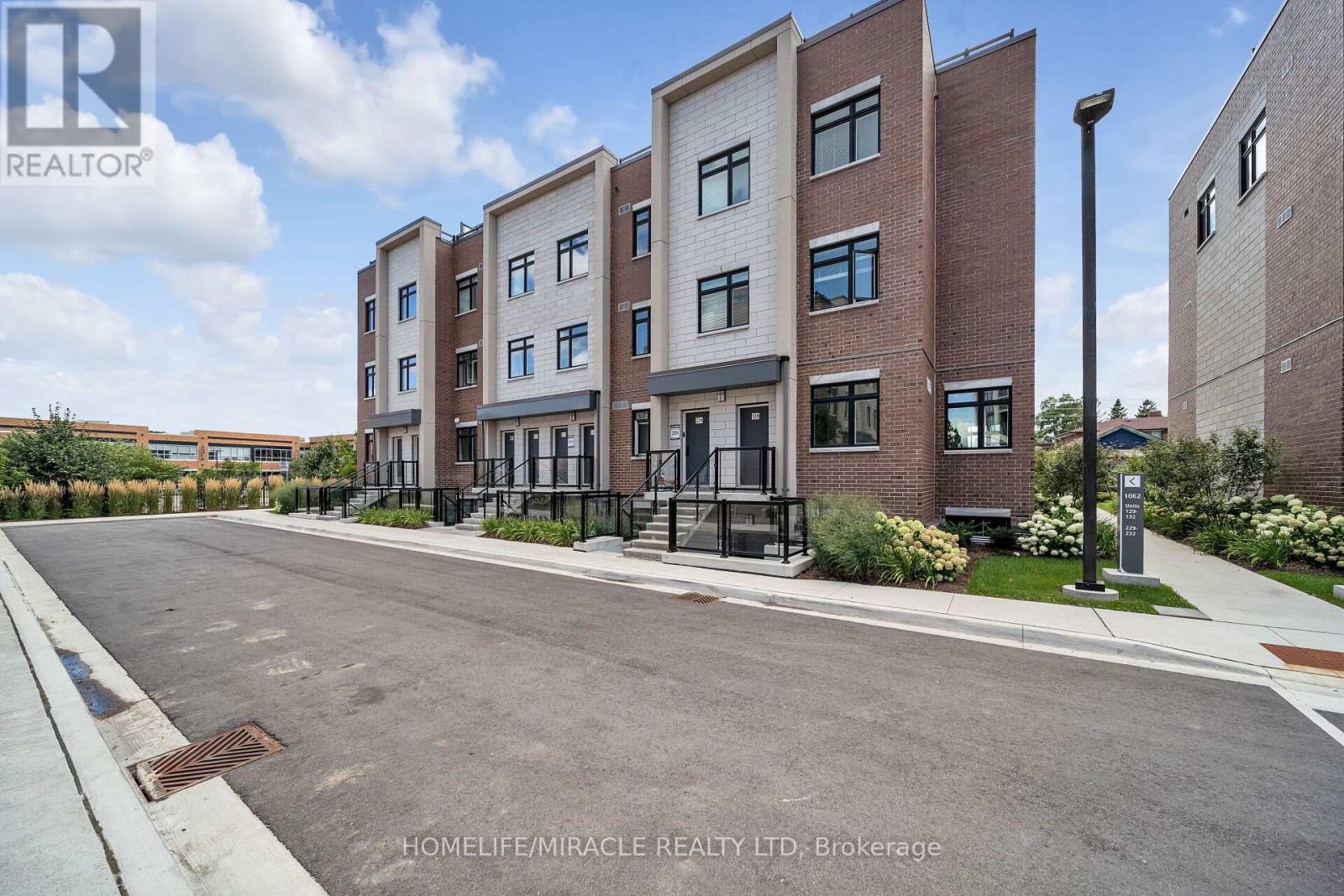 Row / Townhouse for Sale in 230 - 1062 DOUGLAS MCCURDY COMMON N|Mississauga (Lakeview), Ontario L5G4B1 3