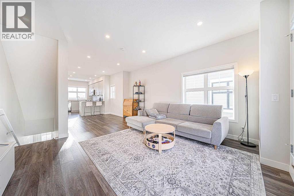 Row / Townhouse for Sale in 69 Les Jardins Park SE|Calgary, Alberta T2C5V3 2