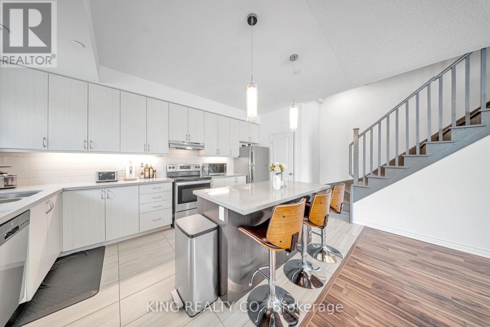 Row / Townhouse for Sale in 10 - 2212 BROMSGROVE ROAD|Mississauga (Clarkson), Ontario L5J1L4