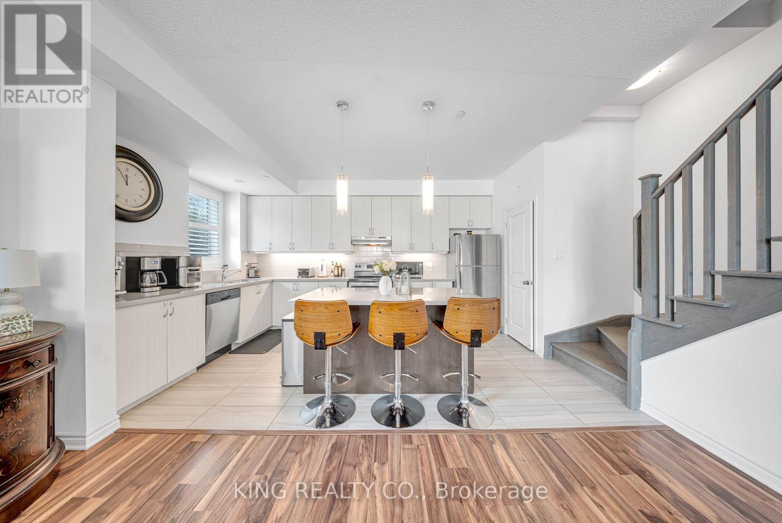 Row / Townhouse for Sale in 10 - 2212 BROMSGROVE ROAD|Mississauga (Clarkson), Ontario L5J1L4 2