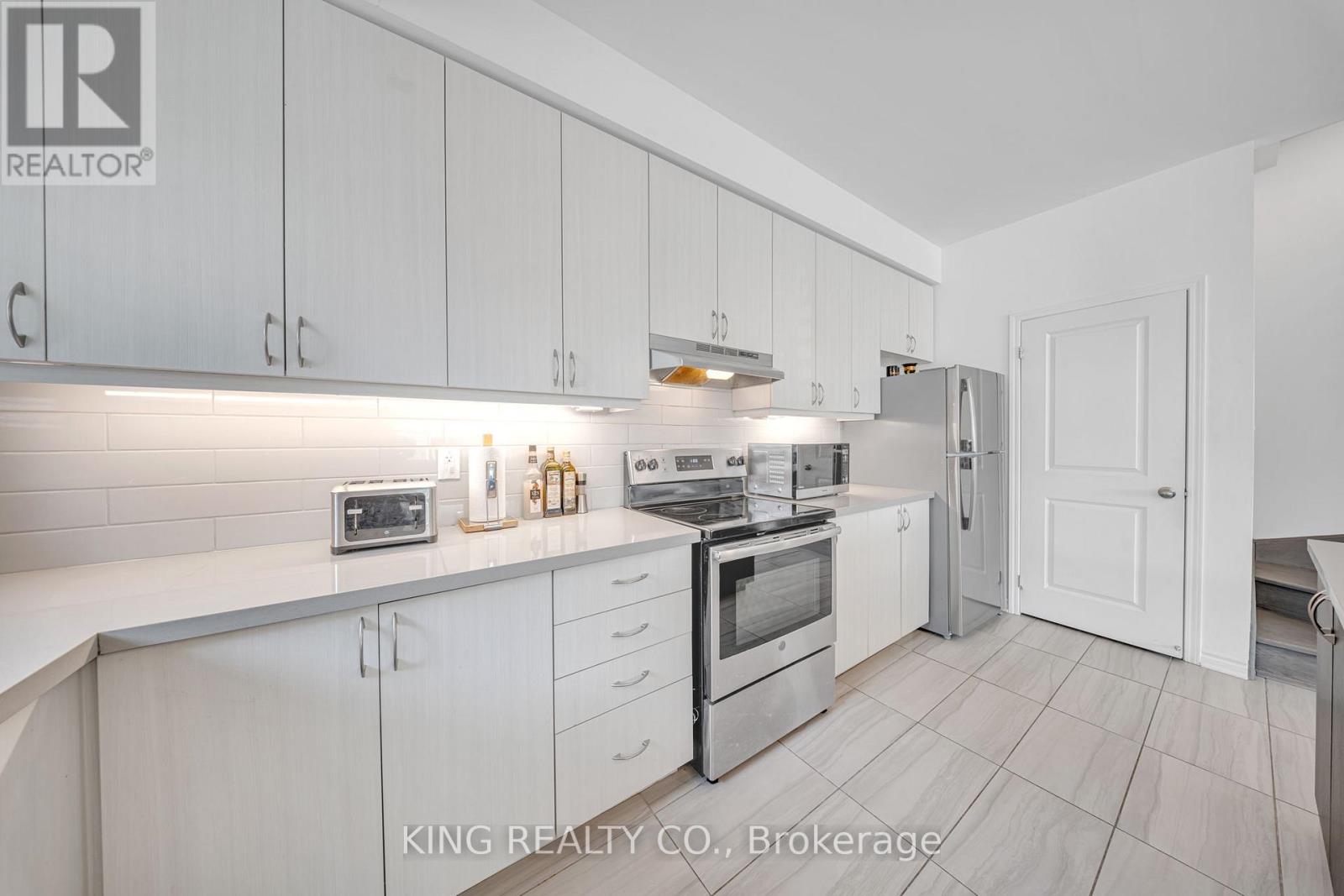 Row / Townhouse for Sale in 10 - 2212 BROMSGROVE ROAD|Mississauga (Clarkson), Ontario L5J1L4 3