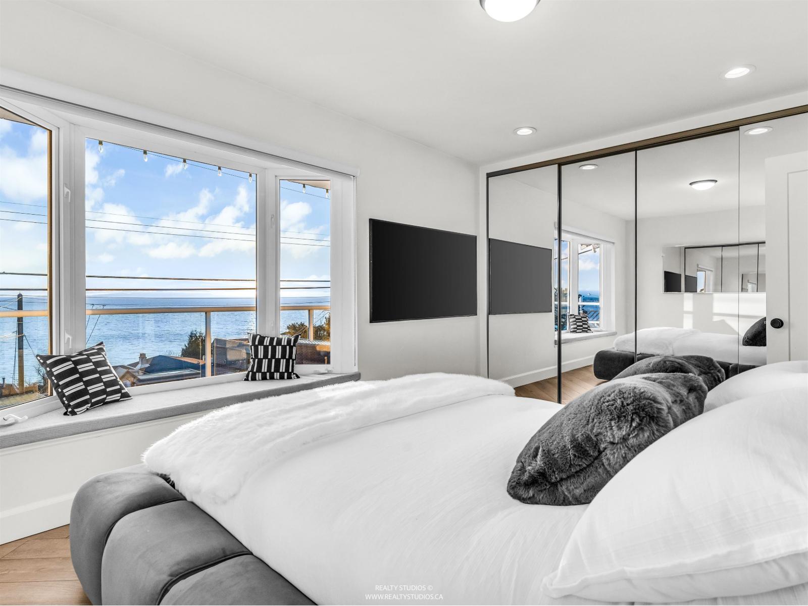 Bubu④ J726 For sale: 15383 COLUMBIA AVENUE, White Rock, British Columbia