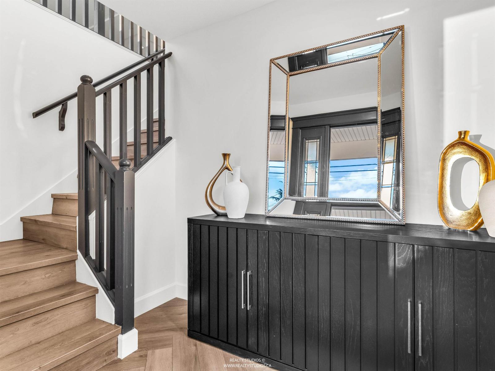 For sale: 15383 COLUMBIA AVENUE, White Rock, British Columbia