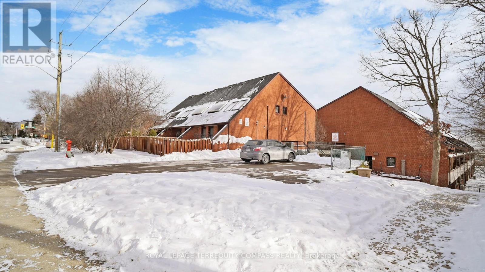 Row / Townhouse for Sale in 8 - 530 FALGARWOOD DRIVE|Oakville (FA Falgarwood), Ontario L6H1N3