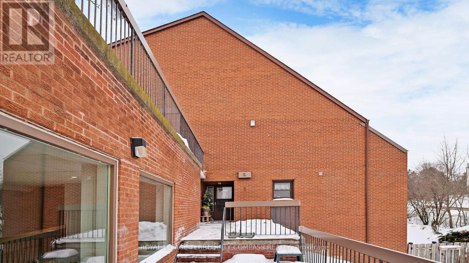 Row / Townhouse for Sale in 8 - 530 FALGARWOOD DRIVE|Oakville (FA Falgarwood), Ontario L6H1N3 2