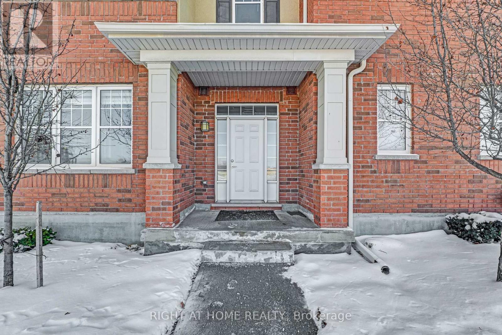 Row / Townhouse for Sale in 101 - 277 GATWICK DRIVE|Oakville (RO River Oaks), Ontario L6H0K7
