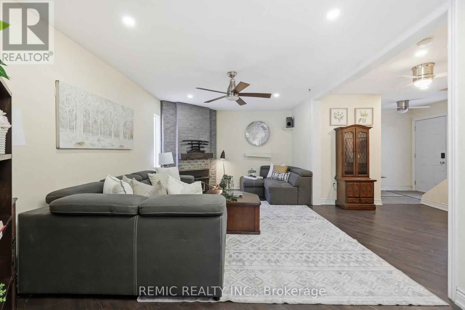 Row / Townhouse for Sale in 18 - 6855 GLEN ERIN DRIVE|Mississauga (Meadowvale), Ontario L5N1P6 3