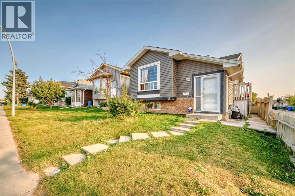 House for Sale in 11 Martinwood Road NE|Calgary, Alberta T3J3G6 3