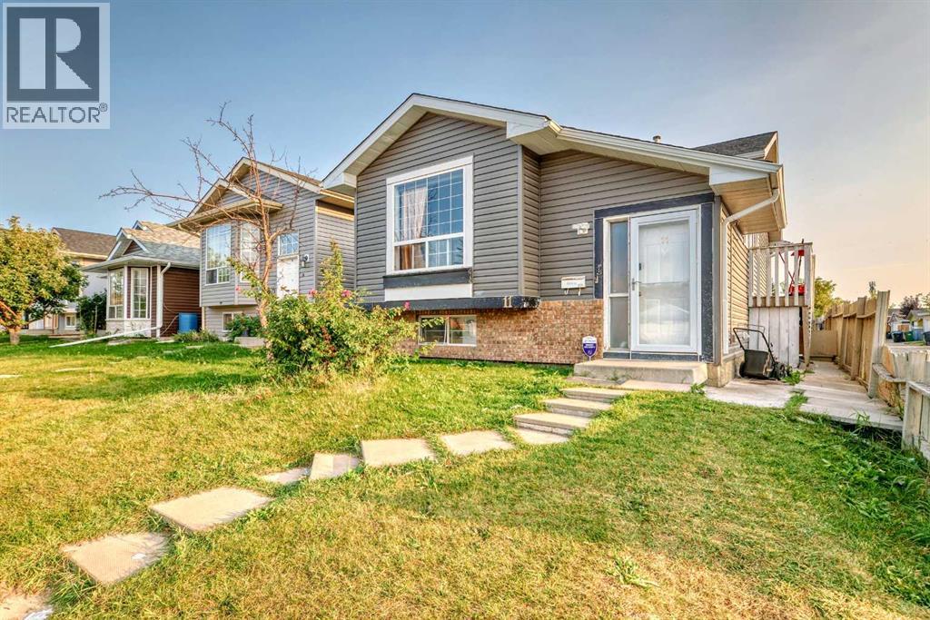 House for Sale in 11 Martinwood Road NE|Calgary, Alberta T3J3G6 2