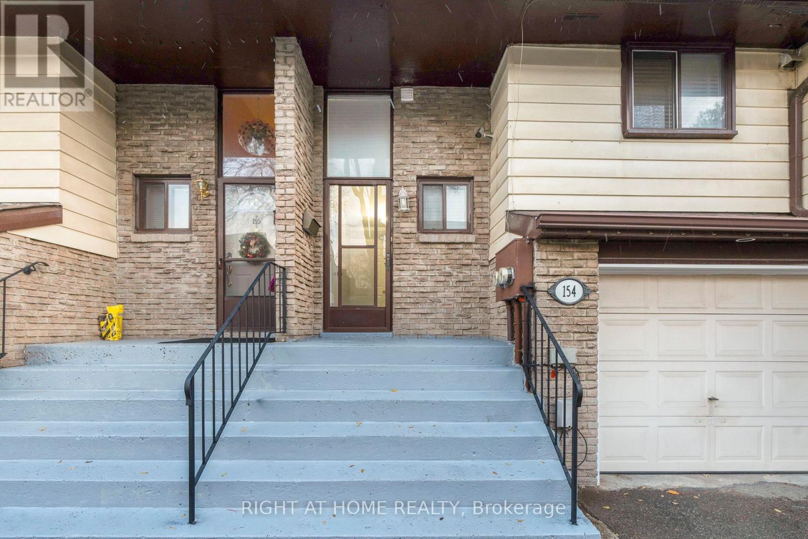 Row / Townhouse for Sale in 154 - 180 MISSISSAUGA VALLEY BOULEVARD|Mississauga (Cooksville), Ontario L5A3M2 3
