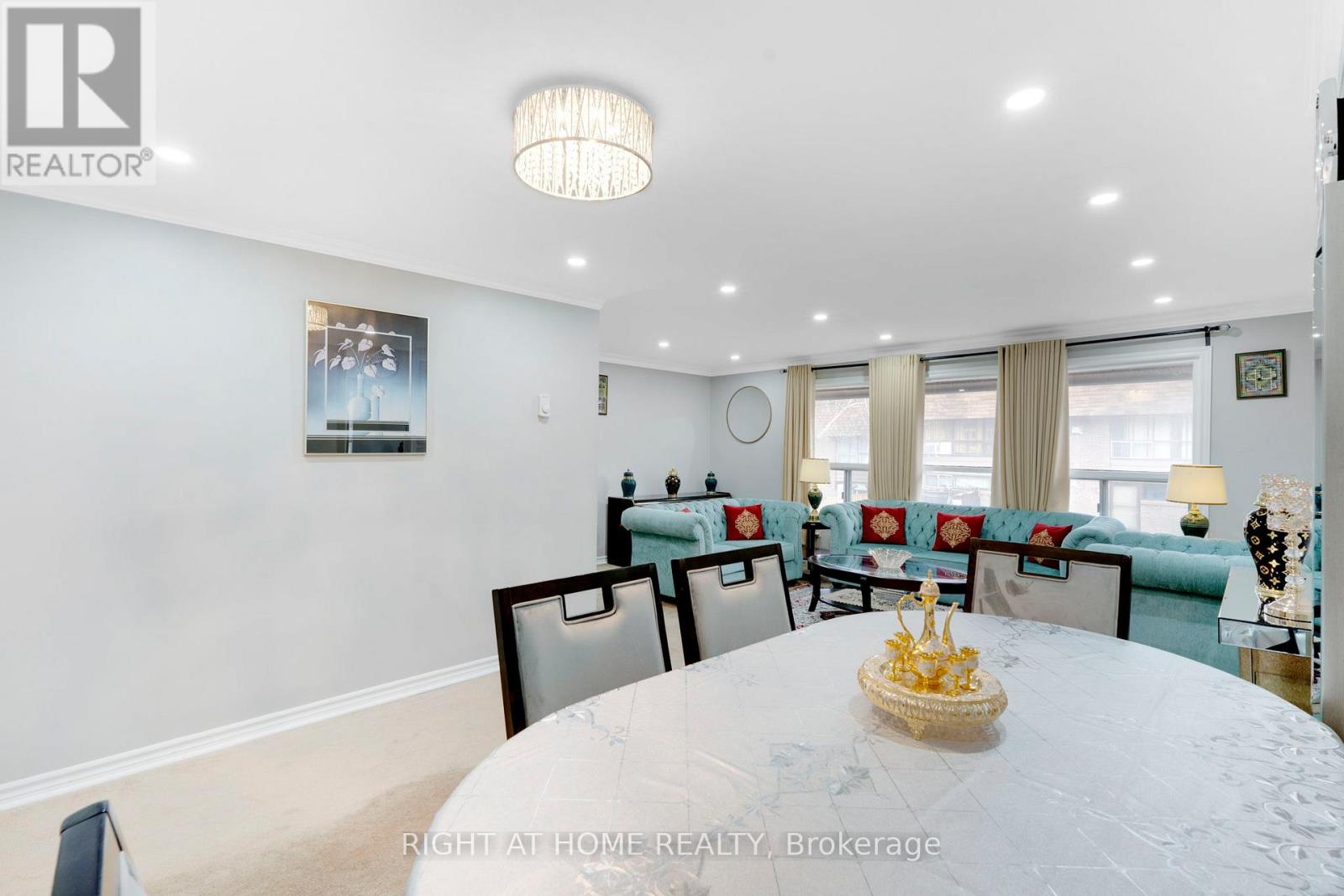 Row / Townhouse for Sale in 154 - 180 MISSISSAUGA VALLEY BOULEVARD|Mississauga (Cooksville), Ontario L5A3M2 4