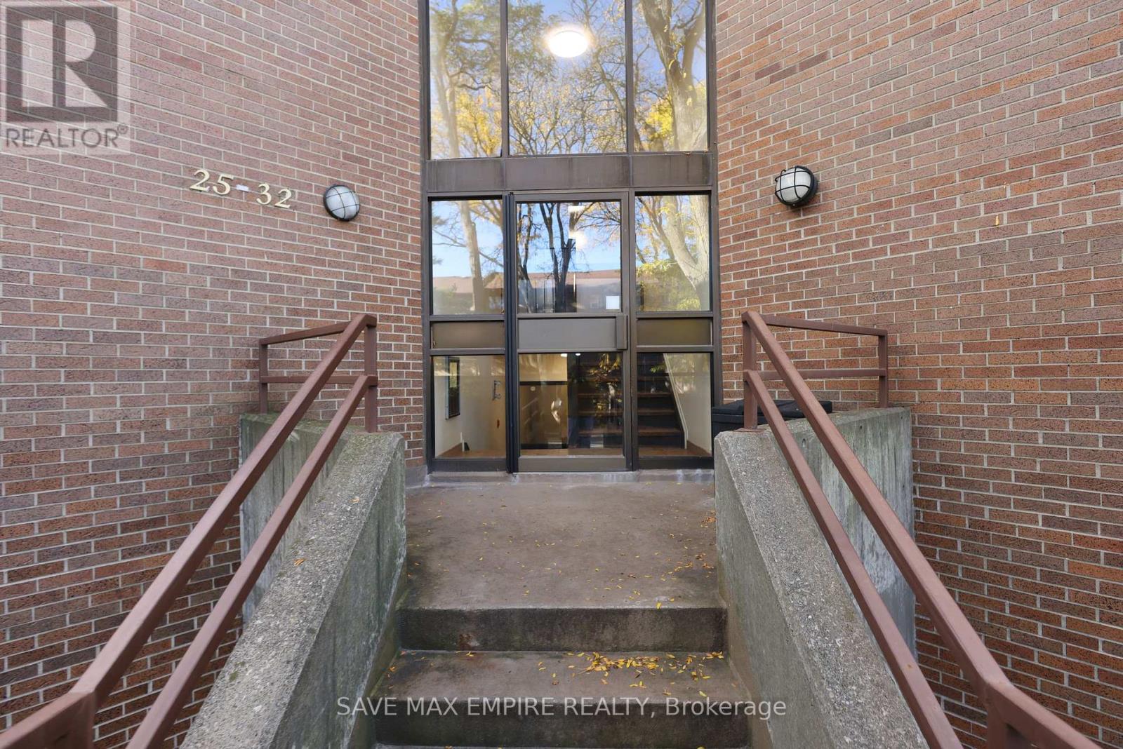 Row / Townhouse for Sale in 27 - 2035 SOUTH MILLWAY|Mississauga (Erin Mills), Ontario L5L1R8 2
