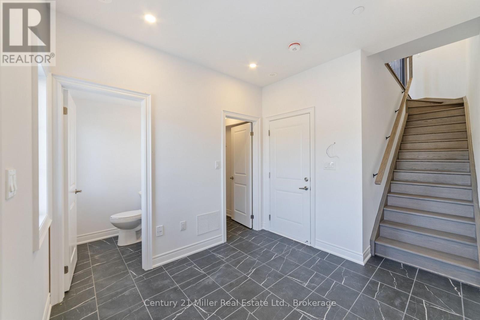 Row / Townhouse for Sale in 50 - 2150 TRAFALGAR ROAD|Oakville (RO River Oaks), Ontario L6H8A5 2