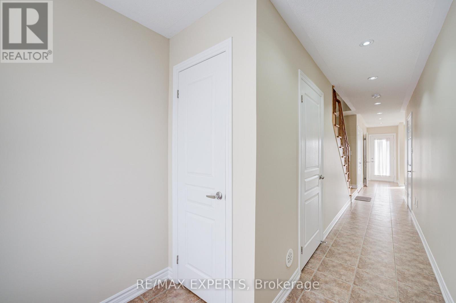 Row / Townhouse for Sale in 72 ASPEN HILLS ROAD|Brampton (Credit Valley), Ontario L6Y0H7 5