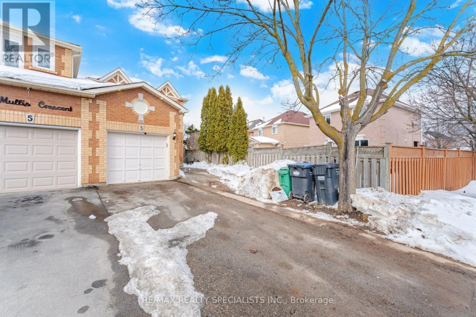 Row / Townhouse for Sale in 3 MULLIS CRESCENT|Brampton (Fletcher's West), Ontario L6Y4T3 2