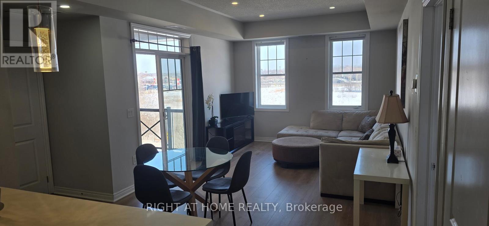 Row / Townhouse for Sale in 301 - 272 GEORGIAN DRIVE|Oakville (RO River Oaks), Ontario L6H7K1