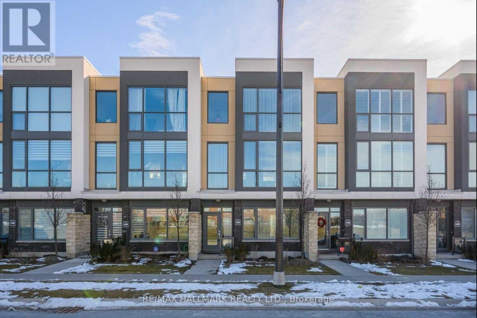 Row / Townhouse for Sale in 4 - 90 LITTLE CREEK ROAD|Mississauga (Hurontario), Ontario L5R0E9 2