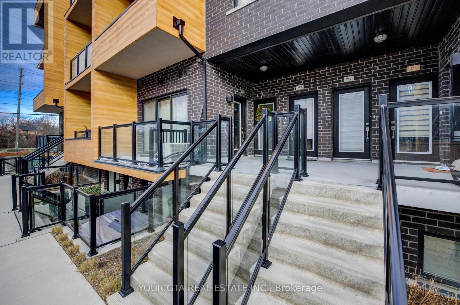 Row / Townhouse for Sale in 207 - 1165 JOURNEYMAN LANE W|Mississauga (Clarkson), Ontario L5J0B6 4