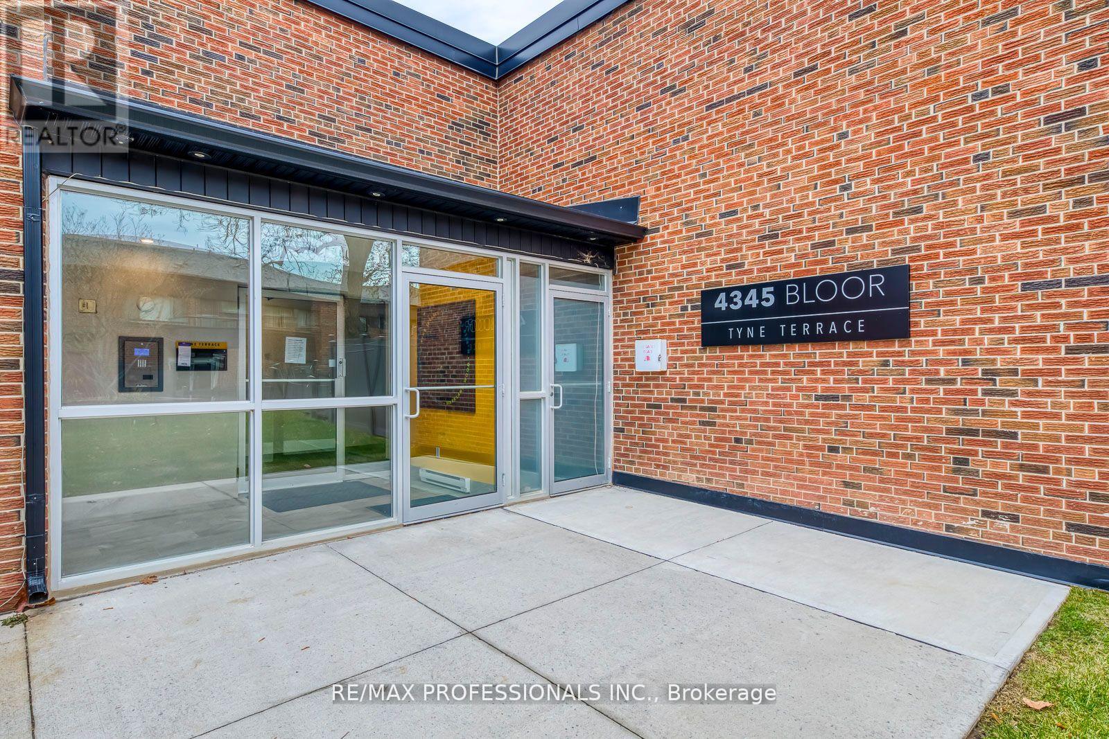 Row / Townhouse for Sale in 51 - 4345 BLOOR STREET W|Toronto (Markland Wood), Ontario M9C2A4 4