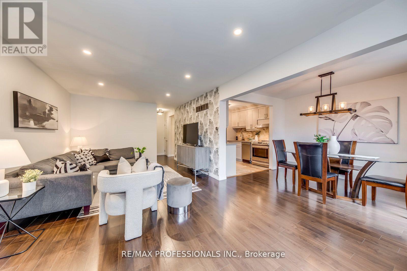 Row / Townhouse for Sale in 51 - 4345 BLOOR STREET W|Toronto (Markland Wood), Ontario M9C2A4 5