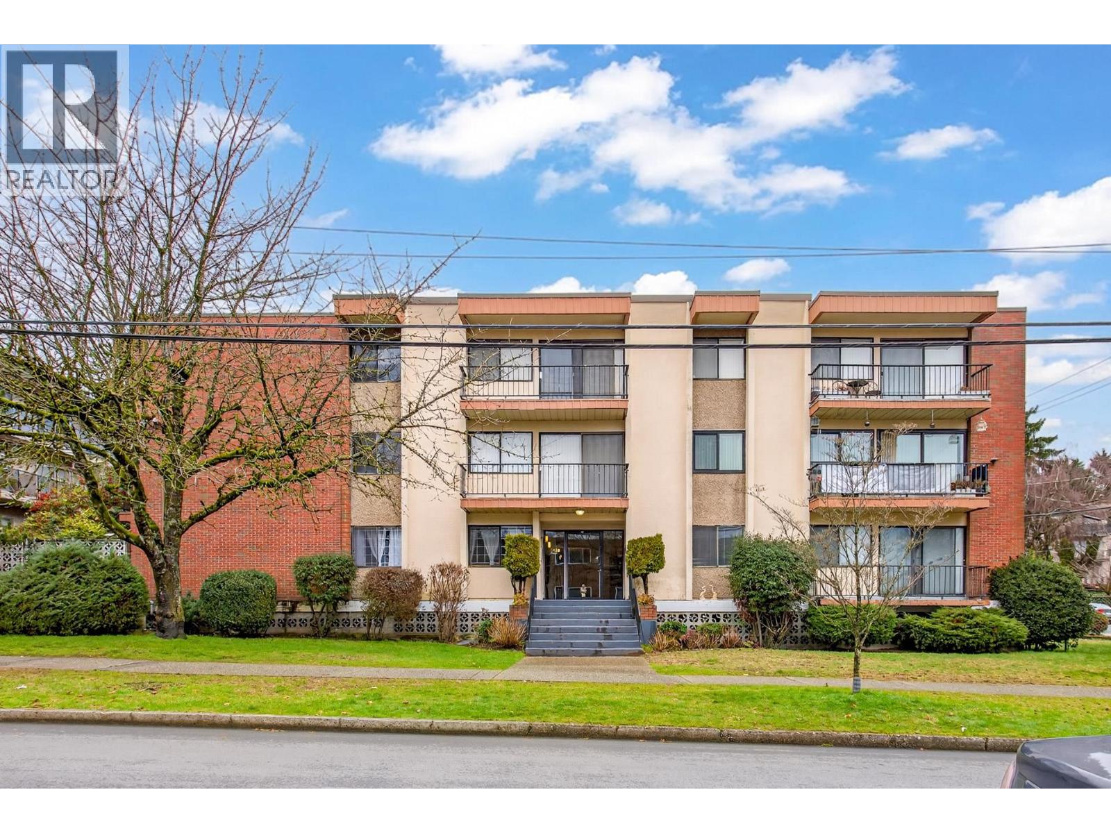208 505 NINTH STREET, New Westminster, British Columbia V3M3W6