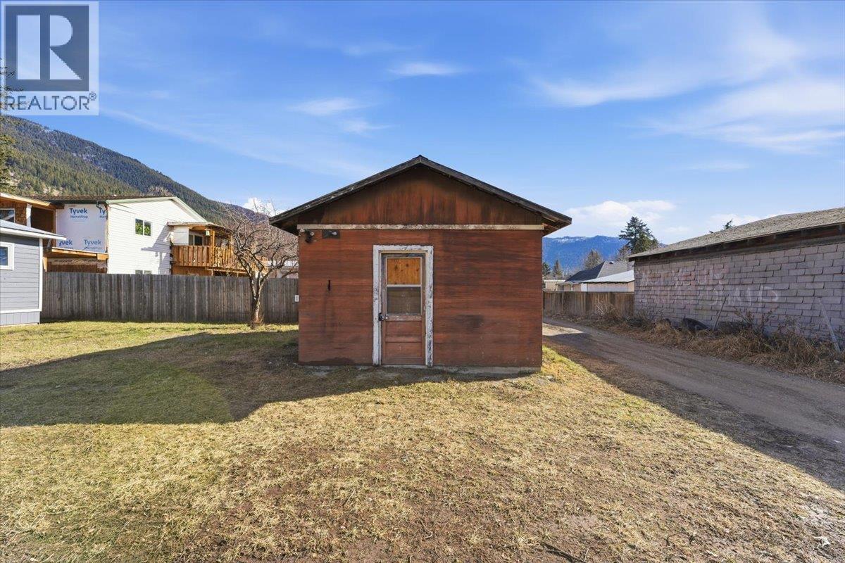 For sale: 5783 Tuktakamin Road, Falkland, British Columbia V0E1W0 ...