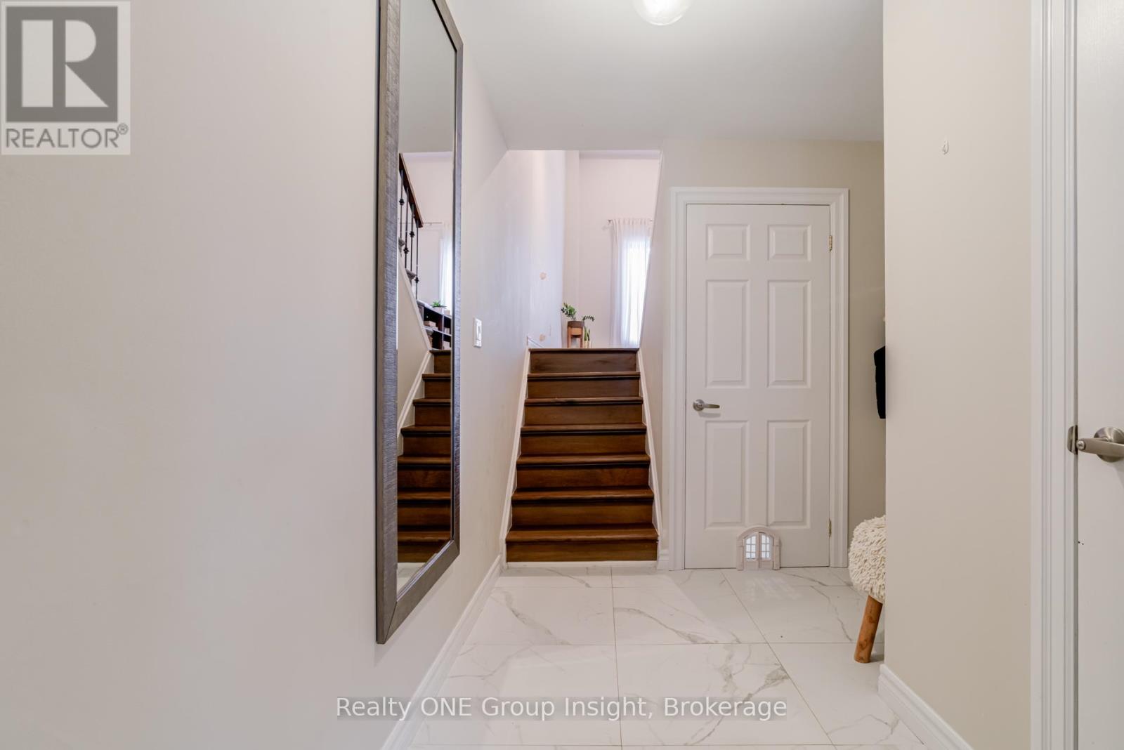 Row / Townhouse for Sale in 42 - 2766 FOLKWAY DRIVE|Mississauga (Erin Mills), Ontario L5L3M3 3