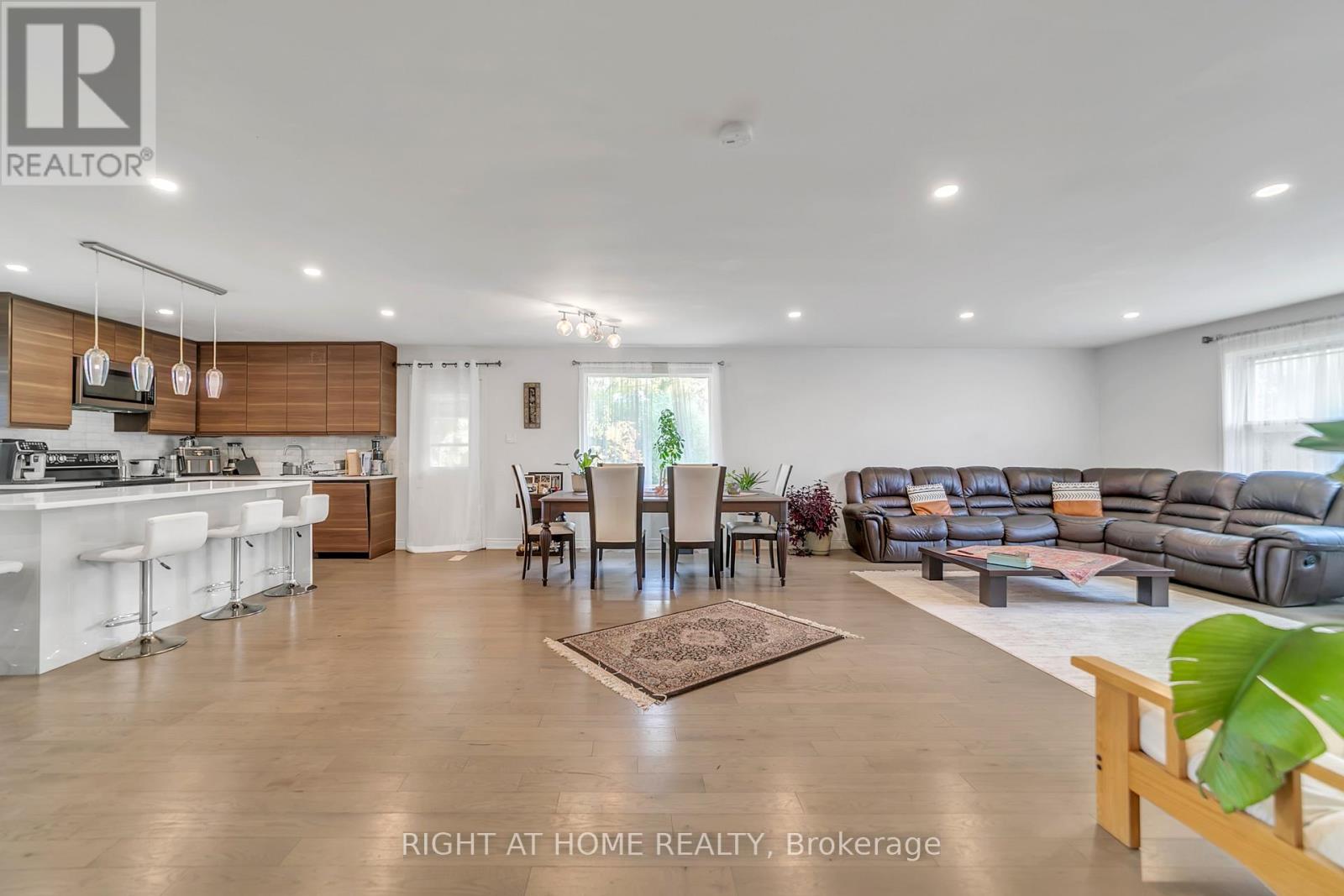 For sale: 22 HAMILTON DRIVE, Newmarket (Huron Heights-Leslie Valley ...
