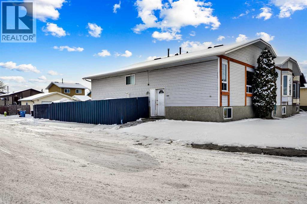 Duplex for Sale in 280 Whitworth Way NE|Calgary, Alberta T1Y6A9