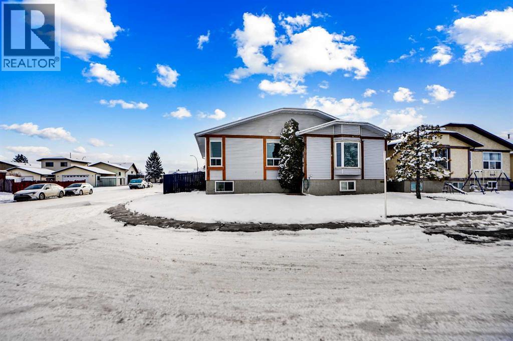 Duplex for Sale in 280 Whitworth Way NE|Calgary, Alberta T1Y6A9 2