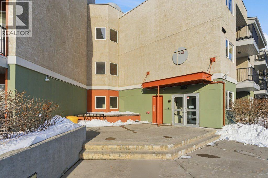 Apartment for Sale in 210, 69 Springborough Court SW|Calgary, Alberta T3H5V5