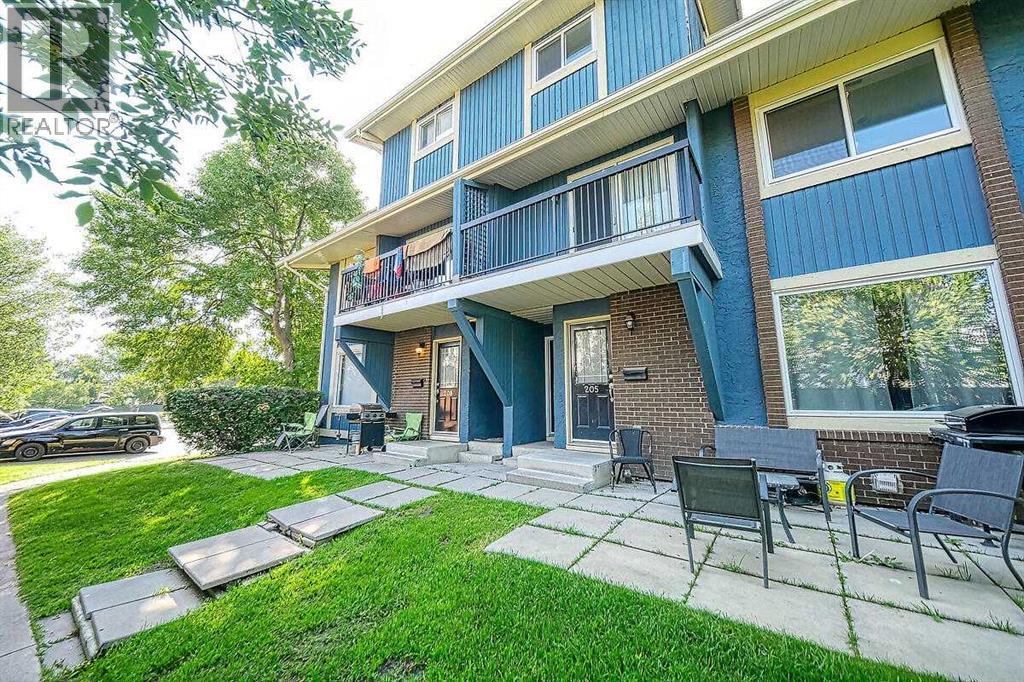 Row / Townhouse for Sale in 206, 2200 Woodview Drive SW|Calgary, Alberta T2W3N6