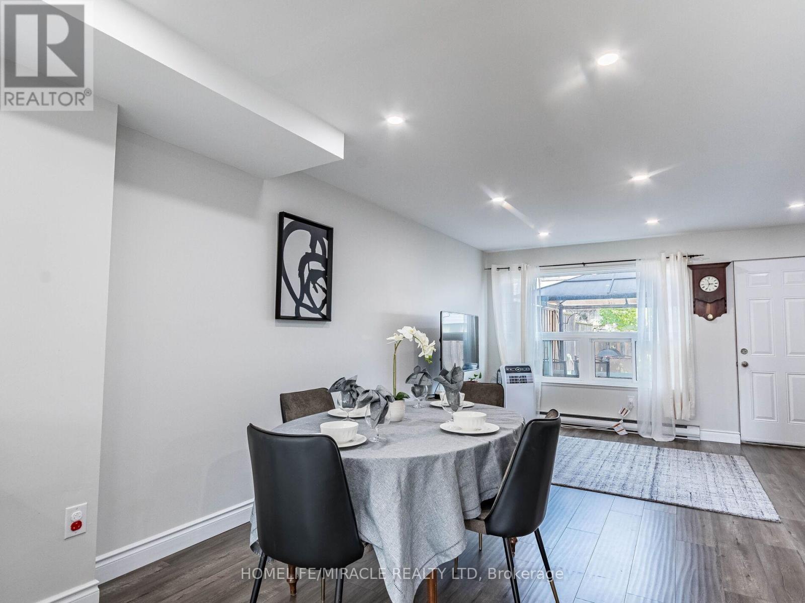 Row / Townhouse for Sale in 124 - 180 MISSISSAUGA VALLEY BOULEVARD|Mississauga (Mississauga Valleys), Ontario L5A3M2 3