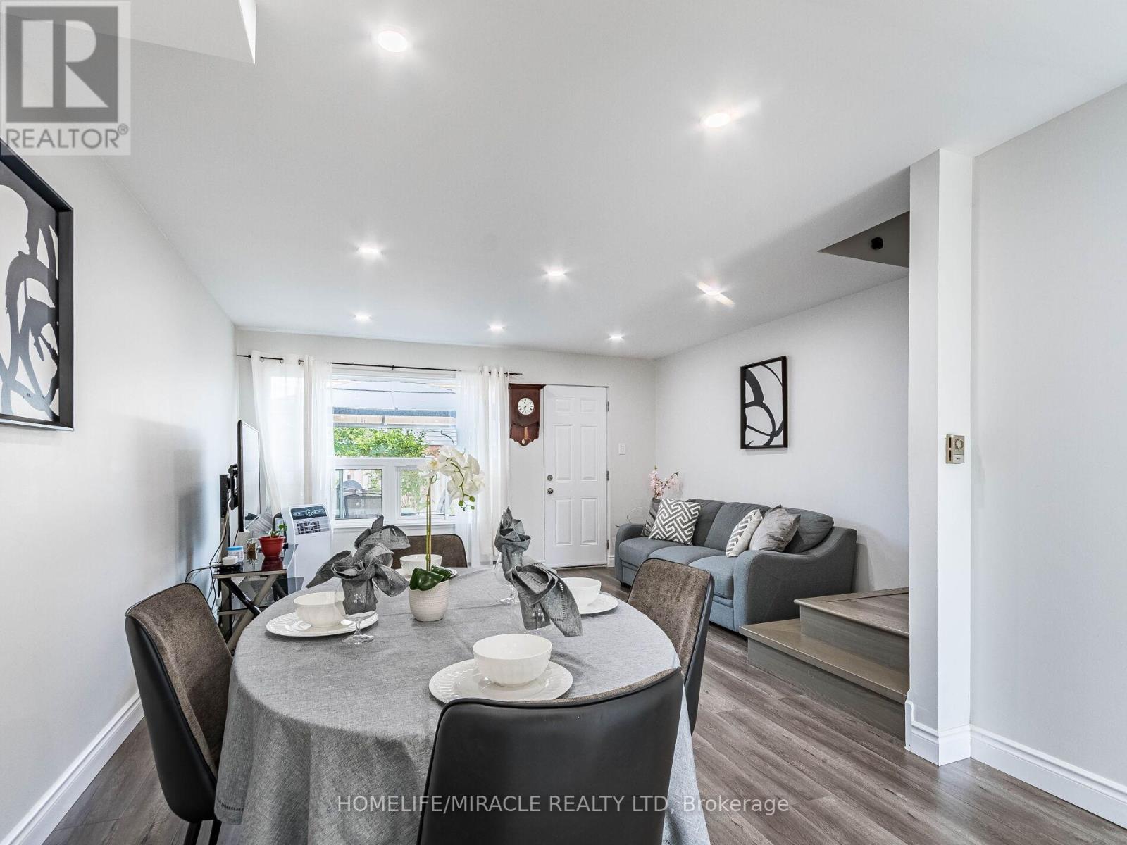 Row / Townhouse for Sale in 124 - 180 MISSISSAUGA VALLEY BOULEVARD|Mississauga (Mississauga Valleys), Ontario L5A3M2 4
